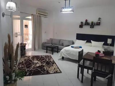 a living room with a bed and a table at وحدة فندقية سياحية بكمبوانداند وسط الغردقة in Hurghada