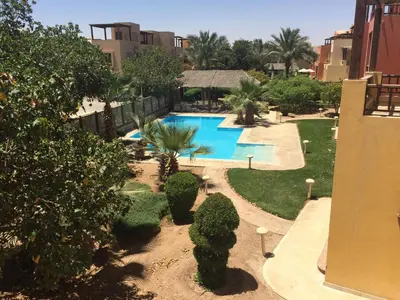 an overhead view of a swimming pool in a resort at Modernes Apartment in El Gouna - South Marina in El Gouna