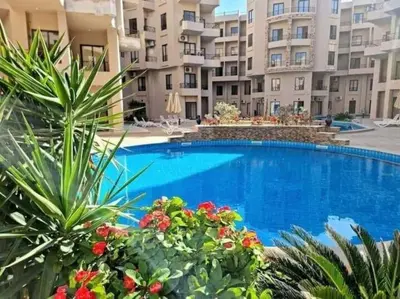 a large swimming pool in front of a building at Studiowohnung auf Poolebene in Hurghada