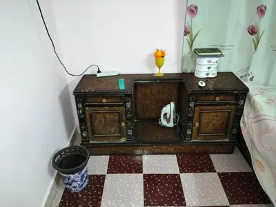 a desk in a room with a checkered floor at مدينة القصير in Quseir