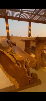 a wooden table and a wooden bench in a room at Klimatyczny apartament na dachu w sercu Hurghady in Hurghada