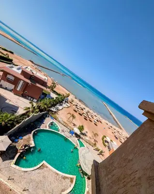 an aerial view of a resort with a swimming pool and the beach at Das Nistkästchen in Hurghada in Hurghada