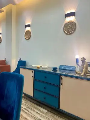 a waiting room with a blue desk and a blue chair at Appartement avec rooftop au cœur de Louxor vue sur le Nil in Jazīrat al ‘Awwāmīyah