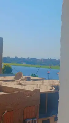 a view of a park next to a body of water at اهلا بيكم في بيتنا in Jazīrat al ‘Awwāmīyah