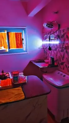 a pink kitchen with a counter and a stove at وسط البلد البلدوزر بجوار مستشفي النيل التخصصي in Aswan