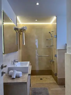 a bathroom with a sink and a shower at Exklusives Apartment mit Dachterrasse und Meerblick in Hurghada