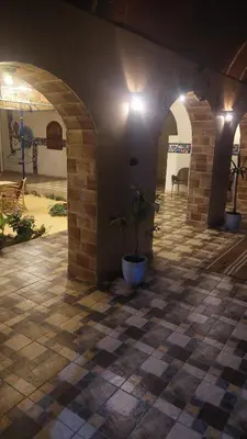 a room with an archway with a potted plant at Nuba life hostel in Najâ€˜ al MadÄbb