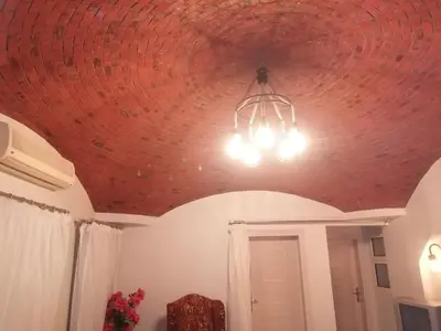 a room with a red ceiling with a chandelier at الكوثر القديم الغردقة in Hurghada
