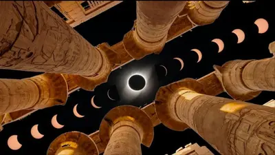 a moon seen through the columns of a building at El Bawaba Lodge & Luxury Retreat in Al Aqālitah