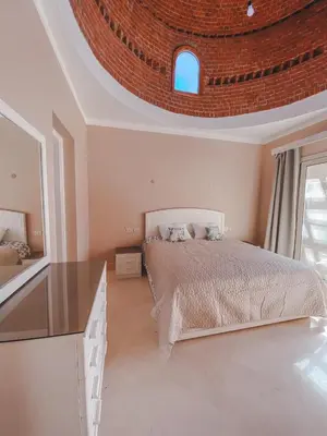 a bedroom with a bed and a circular ceiling at Logement entier villa Marsa Alam, Égypte in Quseir