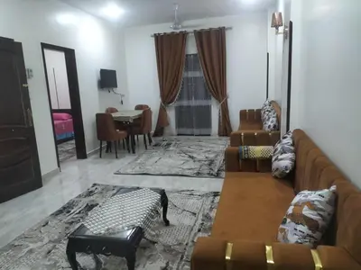 a living room with a couch and a table at El faraón egipcio apartment in Al Karnak