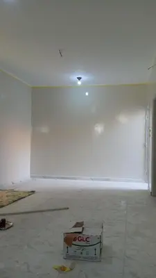 a room with a white wall and a box on the floor at الأقصر الضبعيه in Al Baghdādī