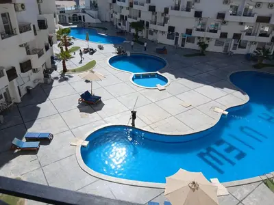 an overhead view of two pools in a hotel courtyard at شاليه فندقي فاخر كومباوند طيبة فيو حي الوزراء in Hurghada