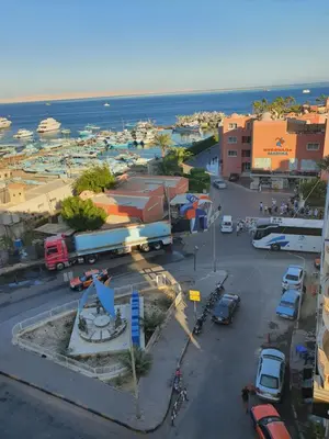 an aerial view of a parking lot near the ocean at شقة صغيرة جميلة امام مارينا الغردقة in Hurghada