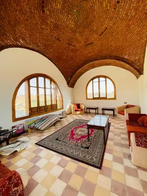 a large living room with a table and a rug at ايـو كـاتو in Jazīrat ‘Awwāḑ