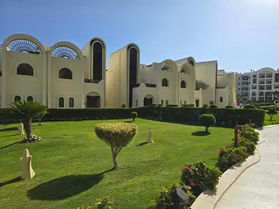 a large building with a green yard with trees and bushes at Ferienwohnung Sahl Hasheesh in Hurghada