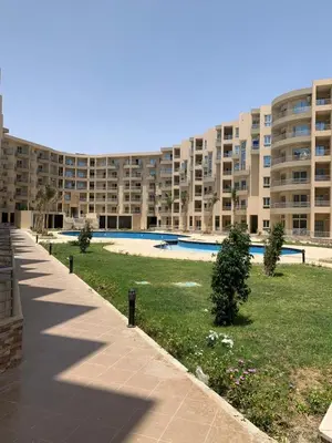a large apartment building with a large swimming pool at rezort Al Hambra, rezort Princess in Hurghada