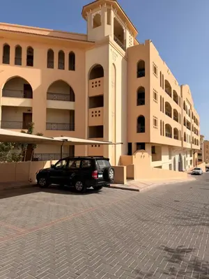 a black car parked in front of a building at Exklusive Ferienwohnung mit traumhafter Meeressicht in Hurghada