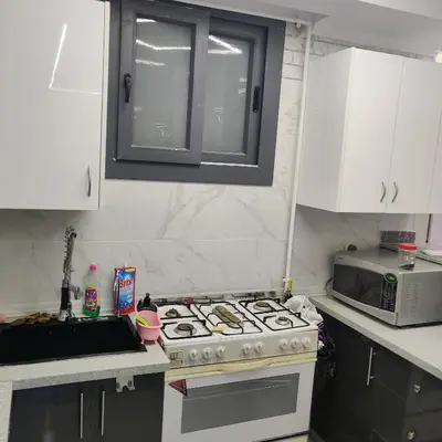 a kitchen with a stove and a microwave at Appartement 2 slaapkamers in Hurghada