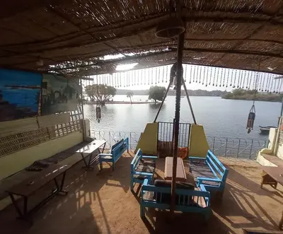 a porch with swings and a view of the water at جيست هاوس جبل شيشه سيدون in Maḩaţţat ash Shallāl