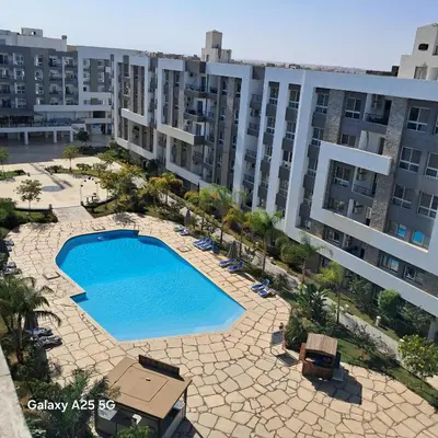 an overhead view of a swimming pool in front of a building at الغردقه in Hurghada