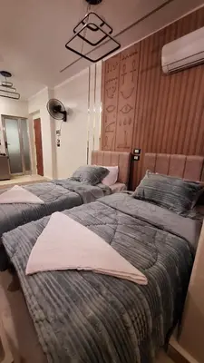 a room with two beds in a room with at Woori Duri \ud658\ub300\ub97c \uc704\ud574 in Aswan