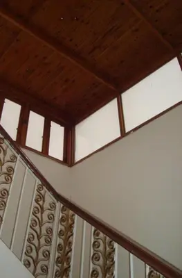 a room with a wooden ceiling with windows at Rose Guest House \u60a8\u5728\u76e7\u514b\u7d22\u7684\u7b2c\u4e8c\u500b\u5bb6 in Luxor