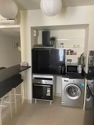 a kitchen with a washer and a washing machine at Apartman Veranda in Hurghada