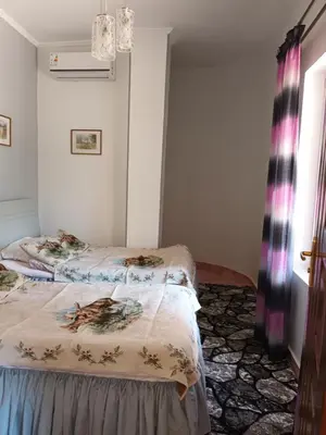 a bedroom with two beds and a window at Rum i villa med pool in Hurghada