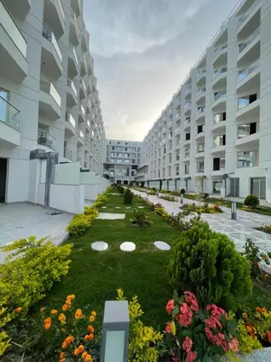 a courtyard of an apartment building with a garden at شقة داخل كمباوند in Hurghada